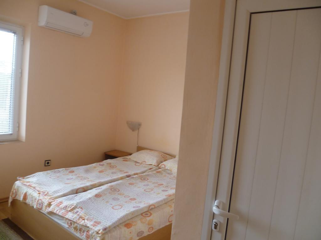 Hotel Stai Za Gosti Venera à Hisarya Extérieur photo